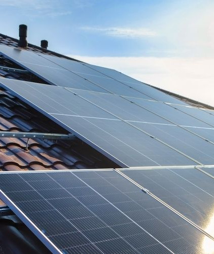 Shutterstock_dak_met_zonnepanelen